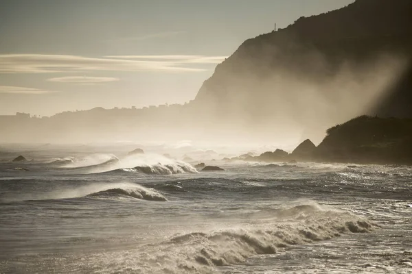 在葡萄牙大西洋马德拉岛的莫尼兹港和里贝拉达亚尼拉之间的海岸上的波浪和风 Madeira Porto Moniz April 2018 — 图库照片
