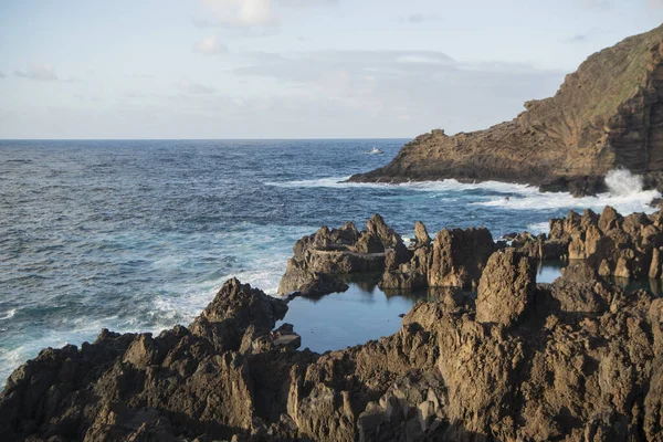 Sopečné Tůně Přírodních Skalách Pobřeží Městě Porto Moniz Ostrově Madeira — Stock fotografie