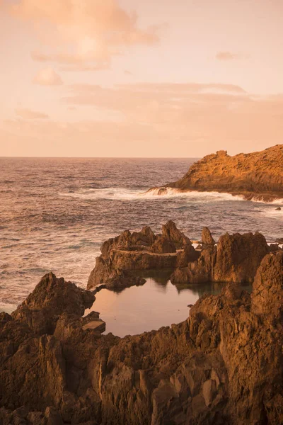 位于葡萄牙大西洋马德拉岛的莫尼兹港 Porto Moniz 的天然岩石中的火山水池 Madeira Porto Moniz April 2018 — 图库照片
