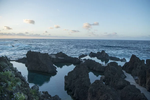 Les Piscines Volcaniques Dans Les Rochers Naturels Sur Côte Ville — Photo