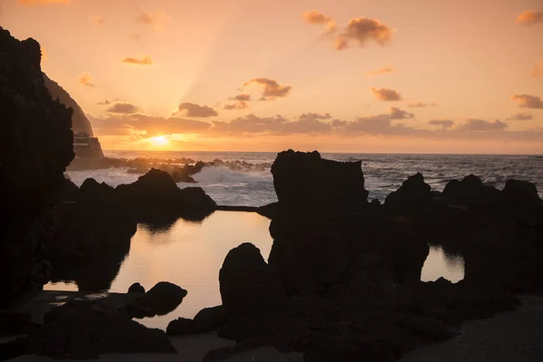 Sopečné Tůně Přírodních Skalách Pobřeží Městě Porto Moniz Ostrově Madeira — Stock fotografie