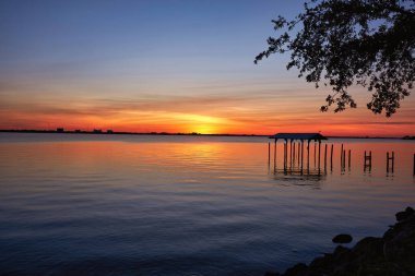 Nehrin üzerinde huzurlu bir gün batımı. 