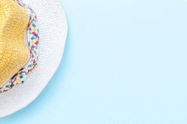 Pastel mavi arka planda hasır şapka. Yaz kavramı. Üst görünüm, düz görünüm, kopyalama alanı.