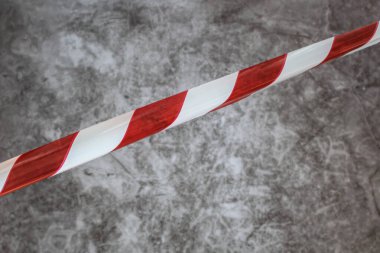 Kırmızı ve beyaz bariyer bantları koyu arkaplanda izole.