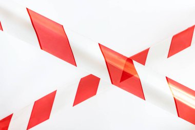 Beyaz arka planda izole edilmiş iki engel şeridi.