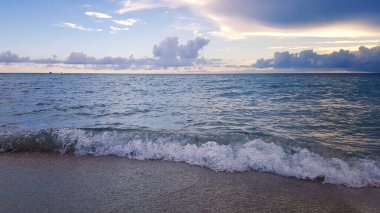 Karadeniz kıyısının güzel deniz manzarası. İnanılmaz günbatımı gökyüzü. Issız kumsaldaki yumuşak deniz dalgalarının manzarası. Seyahat arkaplanı.