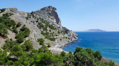 Körfezdeki manzara ve güzel kayalar. Kırım 'da yeni bir dünya, Golitsyn patikası, Karadeniz kıyısında. İnanılmaz deniz manzarası Yazı.