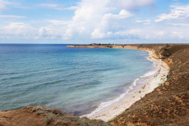 Güneşli bir günde terk edilmiş kumsal manzarası. Karadeniz kıyısının güzel deniz manzarası. Seyahat geçmişi. Kırım 'ın batı kıyıları.
