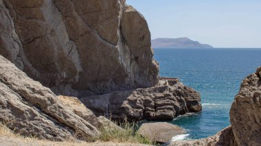 Körfezdeki manzara ve güzel kayalar. Kırım 'da yeni bir dünya, Golitsyn patikası, Karadeniz kıyısında. İnanılmaz deniz manzarası Yazı.