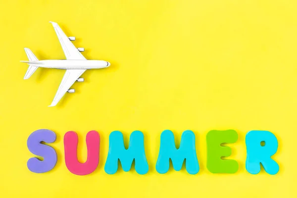 Modelo Avión Palabra Verano Hecho Letras Colores Sobre Fondo Amarillo —  Fotos de Stock