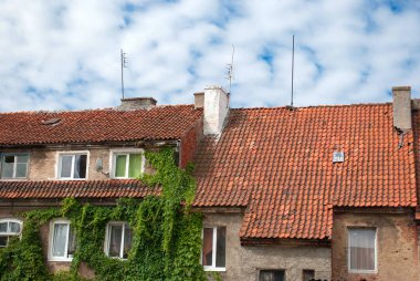 Eski bir ev kiremitli çatılar