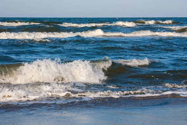 Blaue Wellen auf der Ostsee — Stockfoto