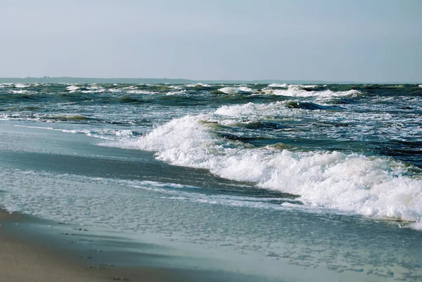 Blaue Wellen auf der Ostsee — Stockfoto