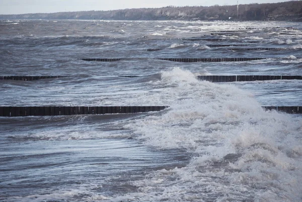 Graue Wellen an der Ostsee — Stockfoto