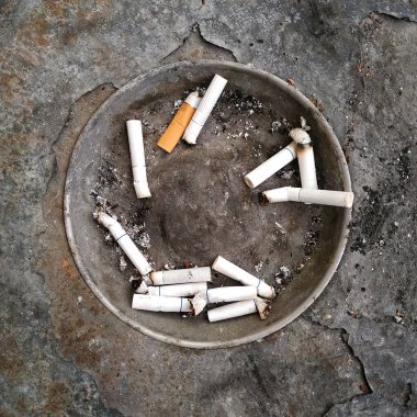 Sigara izmaritleri sokak küllüğünde