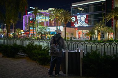 LAS VEGAS, Nevada / ABD - 17 Nisan 2020: Las Vegas şehri COVID-19 salgını sırasında bomboş. Tüm kumarhaneler, restoranlar ve barlar ünlü Las Vegas şeridine kapatıldı..