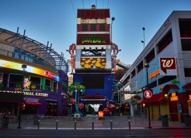 LAS VEGAS, Nevada / ABD - 17 Nisan 2020: Las Vegas şehri COVID-19 salgını sırasında bomboş. Tüm kumarhaneler, restoranlar ve barlar ünlü Las Vegas şeridine kapatıldı..