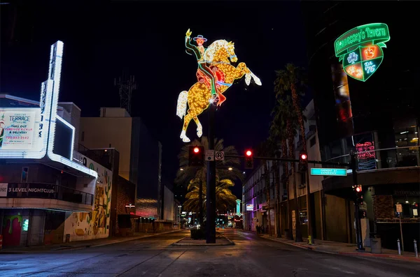 LAS VEGAS, Nevada / ABD - 17 Nisan 2020: Las Vegas şehri COVID-19 salgını sırasında bomboş. Tüm kumarhaneler, restoranlar ve barlar ünlü Las Vegas şeridine kapatıldı..