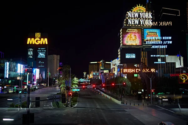 LAS VEGAS, Nevada / ABD - 17 Nisan 2020: Las Vegas şehri COVID-19 salgını sırasında bomboş. Tüm kumarhaneler, restoranlar ve barlar ünlü Las Vegas şeridine kapatıldı..