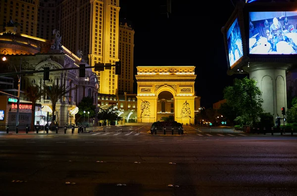 LAS VEGAS, Nevada / ABD - 17 Nisan 2020: Las Vegas şehri COVID-19 salgını sırasında bomboş. Tüm kumarhaneler, restoranlar ve barlar ünlü Las Vegas şeridine kapatıldı..