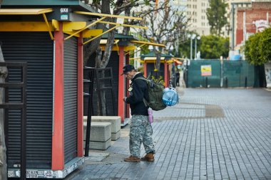 LOS ANGELES, CA / USA - 26 Mart 2020: COVID-19 Coronavirüs Pandemic Downtown Los Angeles sırasında Los Angeles şehir merkezi.
