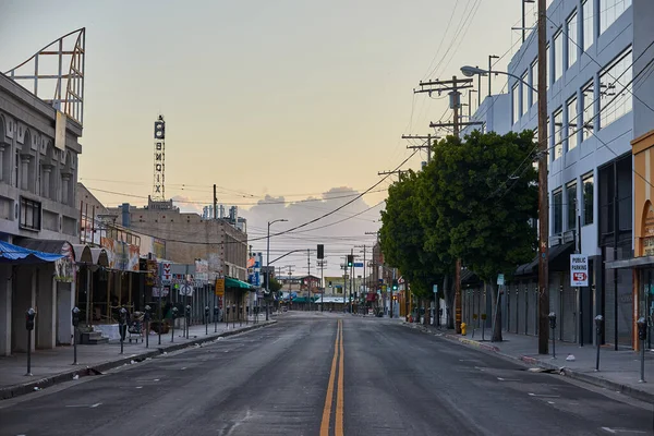 LOS ANGELES, CA / USA - 26 Mart 2020: COVID-19 Coronavirüs Pandemic Downtown Los Angeles sırasında Los Angeles şehir merkezi.