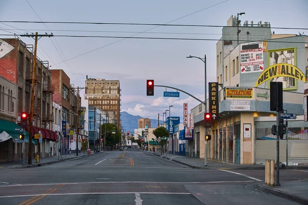 LOS ANGELES, CA / USA - 26 Mart 2020: COVID-19 Coronavirüs Pandemic Downtown Los Angeles sırasında Los Angeles şehir merkezi.