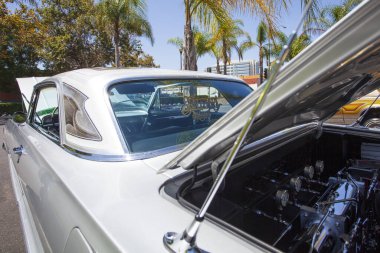 Santa Ana, CA / USA - 14 AĞUSTOS 2018: Santa Ana California 'da Lowrider Araba Fuarı. Çoklu Lowrider Araba Kulübü klasik arabalarını sergilemek için bir otoparka katılıyor..