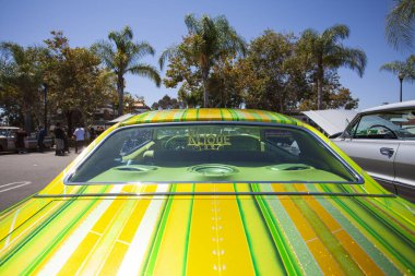 Santa Ana, CA / USA - 14 AĞUSTOS 2018: Santa Ana California 'da Lowrider Araba Fuarı. Çoklu Lowrider Araba Kulübü klasik arabalarını sergilemek için bir otoparka katılıyor..