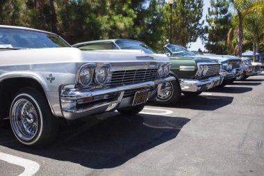 Santa Ana, CA / USA - 14 AĞUSTOS 2018: Santa Ana California 'da Lowrider Araba Fuarı. Çoklu Lowrider Araba Kulübü klasik arabalarını sergilemek için bir otoparka katılıyor..
