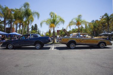 Santa Ana, CA / USA - 14 AĞUSTOS 2018: Santa Ana California 'da Lowrider Araba Fuarı. Çoklu Lowrider Araba Kulübü klasik arabalarını sergilemek için bir otoparka katılıyor..