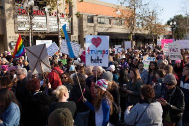 Santa Ana, CA / USA - 21 Ocak 2017: Santa Ana Kaliforniya 'da düzenlenen 2017 Kadınlar Yürüyüşüne kimliği belirsiz katılımcılar. Dünya Kadınlar Yürüyüşü kadın haklarını korumak için.