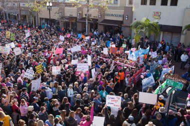 Santa Ana, CA / USA - 21 Ocak 2017: Santa Ana Kaliforniya 'da düzenlenen 2017 Kadınlar Yürüyüşüne kimliği belirsiz katılımcılar. Dünya Kadınlar Yürüyüşü kadın haklarını korumak için.