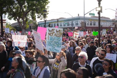 Santa Ana, CA / USA - 21 Ocak 2017: Santa Ana Kaliforniya 'da düzenlenen 2017 Kadınlar Yürüyüşüne kimliği belirsiz katılımcılar. Dünya Kadınlar Yürüyüşü kadın haklarını korumak için.