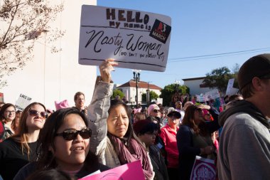 Santa Ana, CA / USA - 21 Ocak 2017: Santa Ana Kaliforniya 'da düzenlenen 2017 Kadınlar Yürüyüşüne kimliği belirsiz katılımcılar. Dünya Kadınlar Yürüyüşü kadın haklarını korumak için.