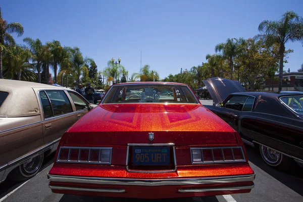 Santa Ana, CA / USA - 14 AĞUSTOS 2018: Santa Ana California 'da Lowrider Araba Fuarı. Çoklu Lowrider Araba Kulübü klasik arabalarını sergilemek için bir otoparka katılıyor..