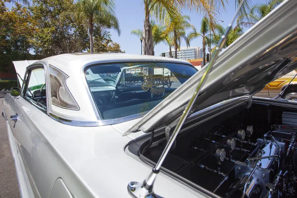 Santa Ana, CA / USA - 14 AĞUSTOS 2018: Santa Ana California 'da Lowrider Araba Fuarı. Çoklu Lowrider Araba Kulübü klasik arabalarını sergilemek için bir otoparka katılıyor..