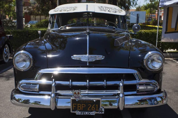 Santa Ana, CA / USA - 14 AĞUSTOS 2018: Santa Ana California 'da Lowrider Araba Fuarı. Çoklu Lowrider Araba Kulübü klasik arabalarını sergilemek için bir otoparka katılıyor..