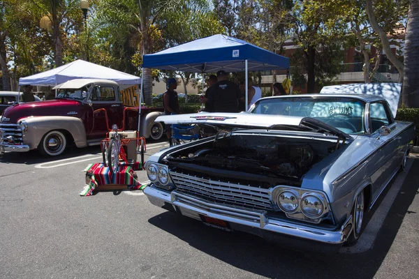 Santa Ana, CA / USA - 14 AĞUSTOS 2018: Santa Ana California 'da Lowrider Araba Fuarı. Çoklu Lowrider Araba Kulübü klasik arabalarını sergilemek için bir otoparka katılıyor..