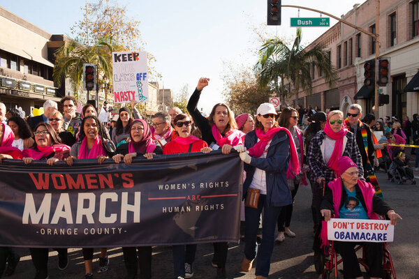 Санта-Ана, Калифорния / США - 21 января 2017 года: Неизвестные участники Женского Марша 2017 года в Санта-Ане, Калифорния. Всемирный женский марш в защиту прав женщин
.
