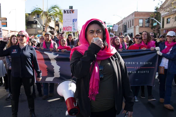 Santa Ana, CA / USA - 21 Ocak 2017: Santa Ana Kaliforniya 'da düzenlenen 2017 Kadınlar Yürüyüşüne kimliği belirsiz katılımcılar. Dünya Kadınlar Yürüyüşü kadın haklarını korumak için.