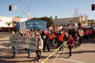 Santa Ana, CA / USA - 21 Ocak 2017: Santa Ana Kaliforniya 'da düzenlenen 2017 Kadınlar Yürüyüşüne kimliği belirsiz katılımcılar. Dünya Kadınlar Yürüyüşü kadın haklarını korumak için.