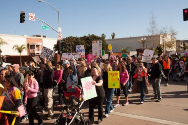 Santa Ana, CA / USA - 21 Ocak 2017: Santa Ana Kaliforniya 'da düzenlenen 2017 Kadınlar Yürüyüşüne kimliği belirsiz katılımcılar. Dünya Kadınlar Yürüyüşü kadın haklarını korumak için.