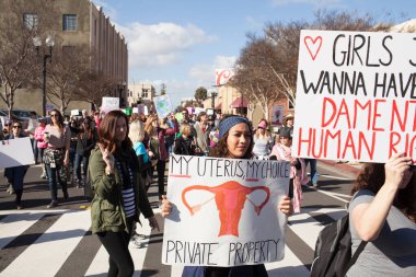 Santa Ana, CA / USA - 21 Ocak 2017: Santa Ana Kaliforniya 'da düzenlenen 2017 Kadınlar Yürüyüşüne kimliği belirsiz katılımcılar. Dünya Kadınlar Yürüyüşü kadın haklarını korumak için.
