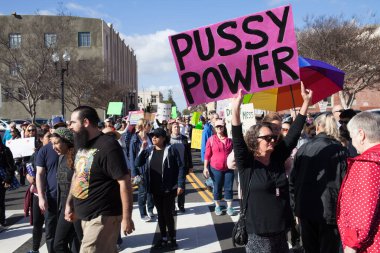 Santa Ana, CA / USA - 21 Ocak 2017: Santa Ana Kaliforniya 'da düzenlenen 2017 Kadınlar Yürüyüşüne kimliği belirsiz katılımcılar. Dünya Kadınlar Yürüyüşü kadın haklarını korumak için.