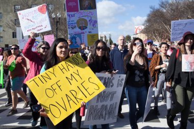 Santa Ana, CA / USA - 21 Ocak 2017: Santa Ana Kaliforniya 'da düzenlenen 2017 Kadınlar Yürüyüşüne kimliği belirsiz katılımcılar. Dünya Kadınlar Yürüyüşü kadın haklarını korumak için.
