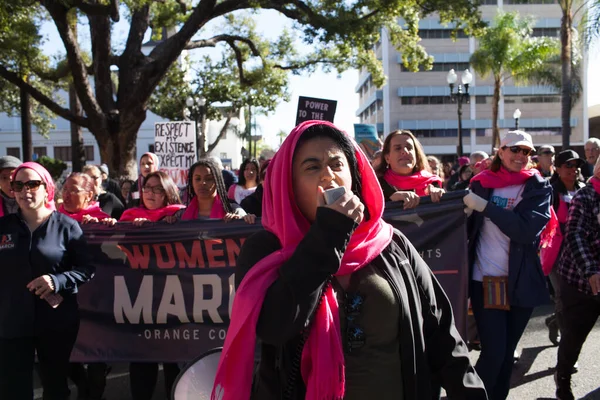Santa Ana, CA / USA - 21 Ocak 2017: Santa Ana Kaliforniya 'da düzenlenen 2017 Kadınlar Yürüyüşüne kimliği belirsiz katılımcılar. Dünya Kadınlar Yürüyüşü kadın haklarını korumak için.