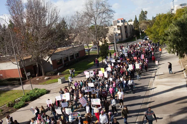 Santa Ana, CA / USA - 21 Ocak 2017: Santa Ana Kaliforniya 'da düzenlenen 2017 Kadınlar Yürüyüşüne kimliği belirsiz katılımcılar. Dünya Kadınlar Yürüyüşü kadın haklarını korumak için.