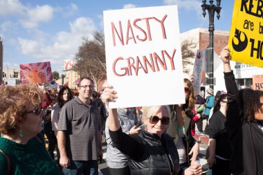 Santa Ana, CA / USA - 21 Ocak 2017: Santa Ana Kaliforniya 'da düzenlenen 2017 Kadınlar Yürüyüşüne kimliği belirsiz katılımcılar. Dünya Kadınlar Yürüyüşü kadın haklarını korumak için.