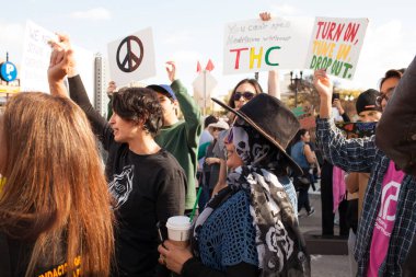 Santa Ana, CA / USA - 21 Ocak 2017: Santa Ana Kaliforniya 'da düzenlenen 2017 Kadınlar Yürüyüşüne kimliği belirsiz katılımcılar. Dünya Kadınlar Yürüyüşü kadın haklarını korumak için.